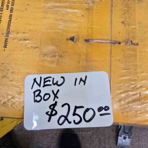 Dewalt 8-1/4 inch Table Saw w/2-1/2 inch Rip Capacity - Image 4